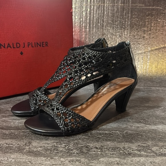 Donald J. Pliner Verona black leather sandals 6.5 - Picture 2 of 7